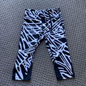 Nike cropped leggings black/white pattern